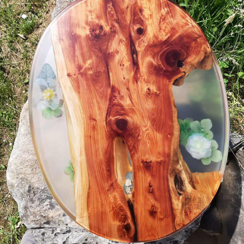 Seidenblumen und exquisite Holzstücke mit Epoxidharz als Beistelltisch