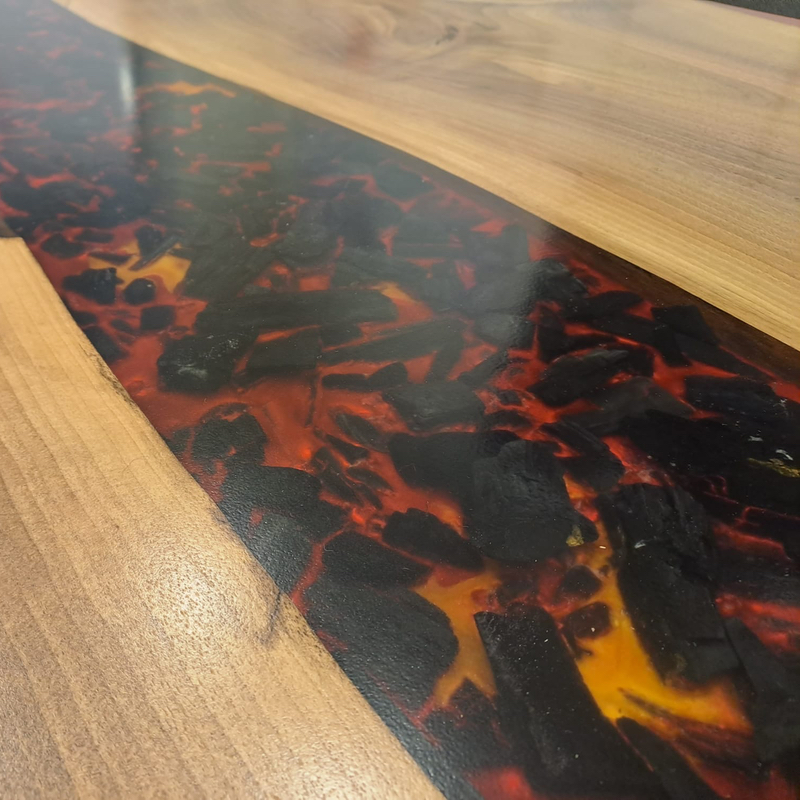 Grillkohle mit feurigem Epoxidharz als Lava Strom