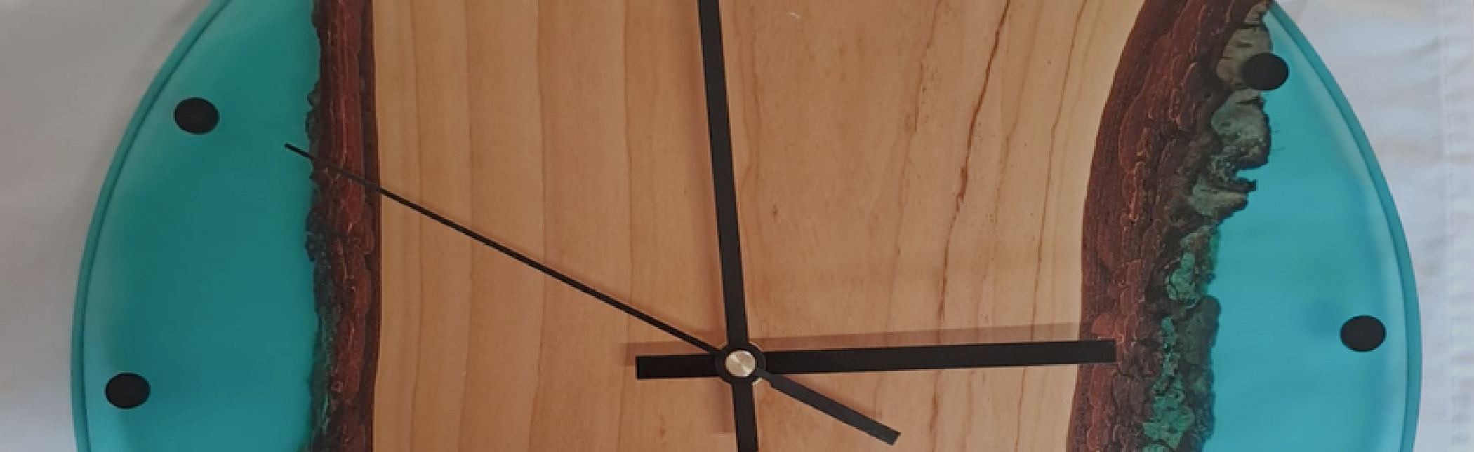 Holz_Harz_Vorgefertigtes_Uhr